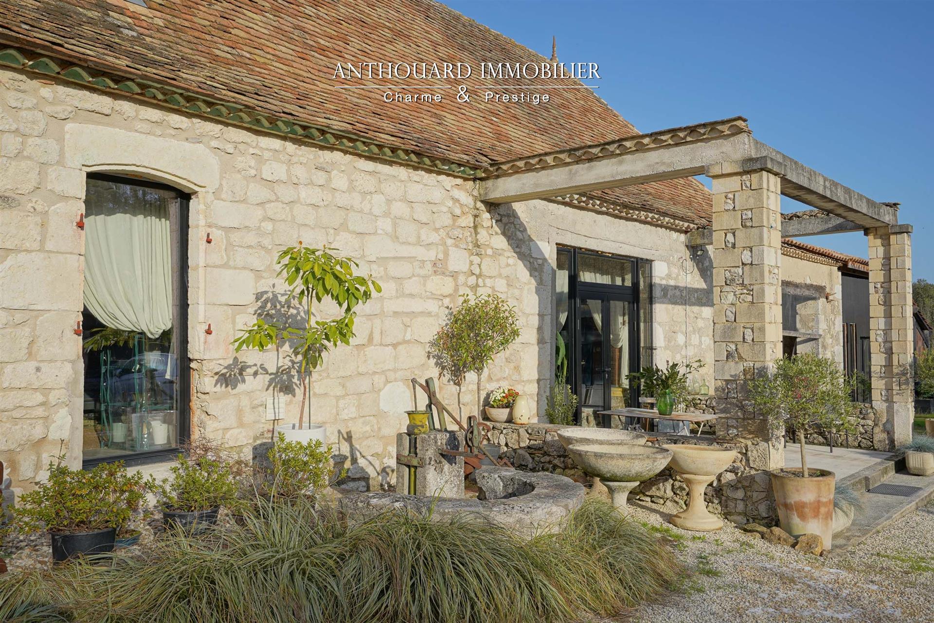 Beautiful stone set, swimming pool, barn