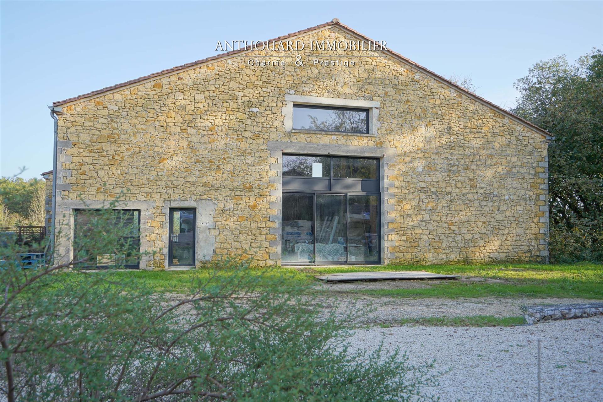 Beautiful stone set, swimming pool, barn