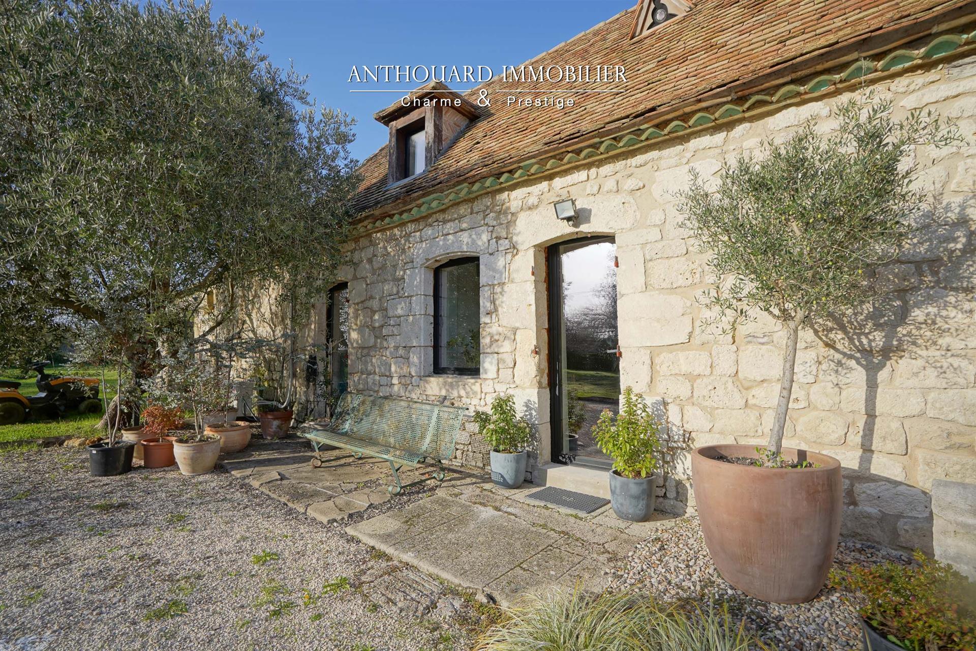 Beautiful stone set, swimming pool, barn