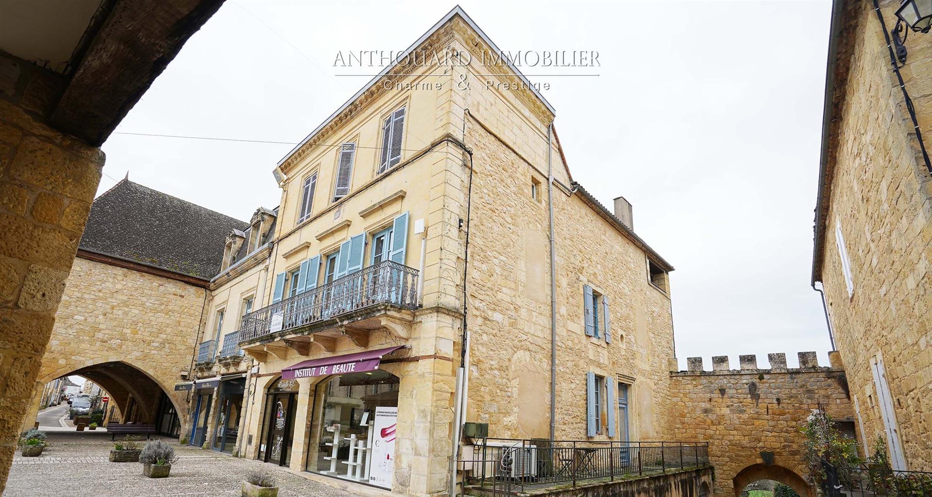17th century building, in the heart of the bastide