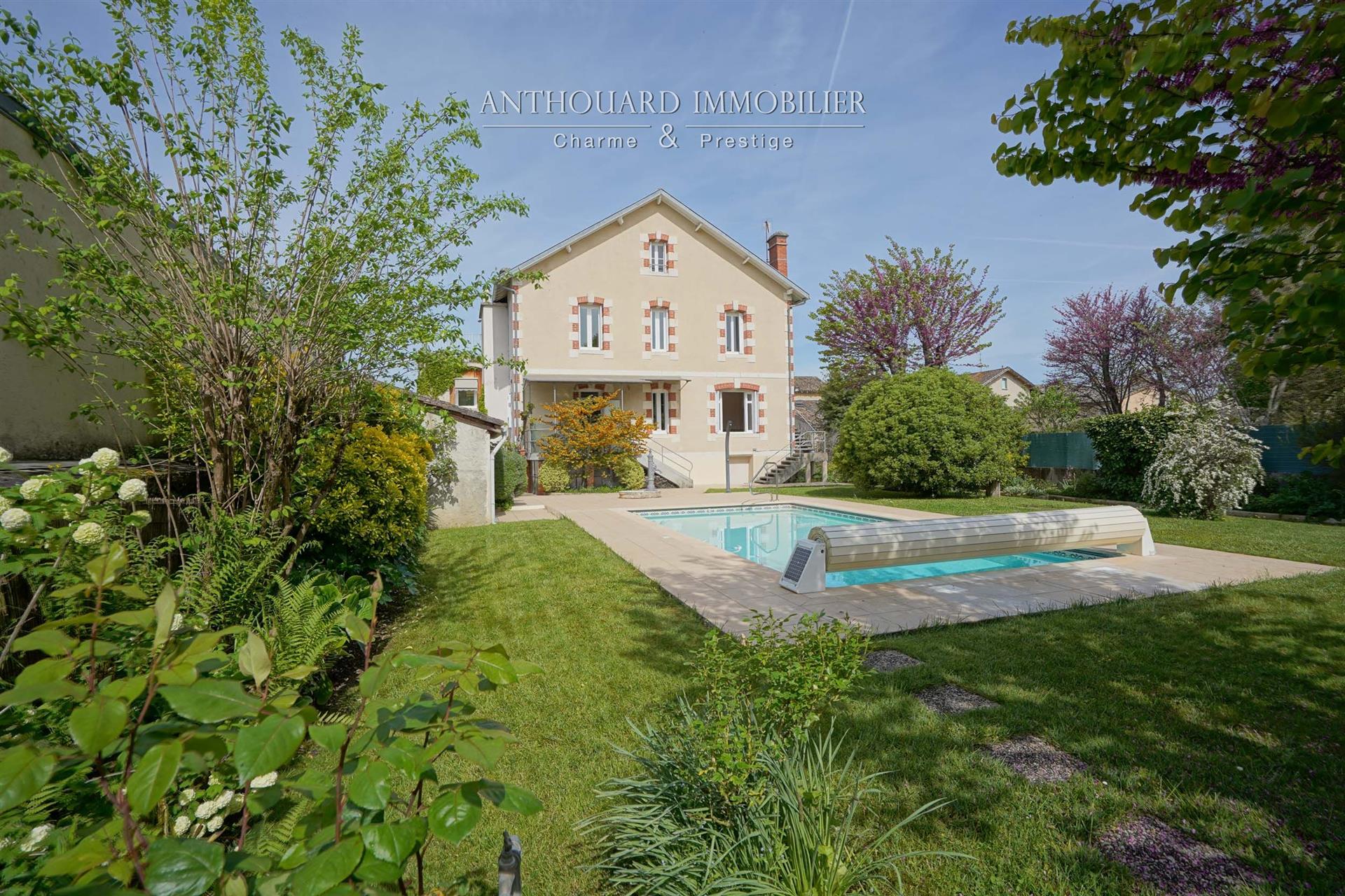 Charming bourgeois house, swimming pool
