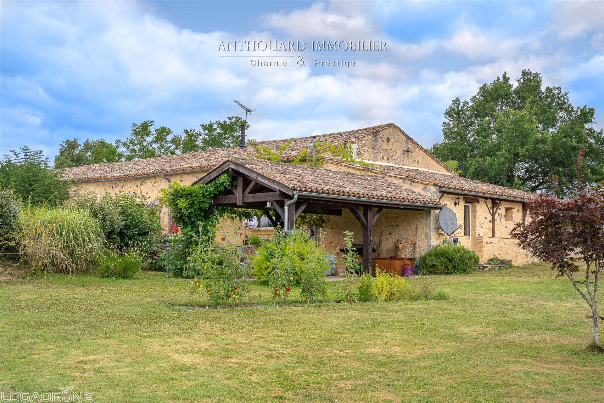Beautiful renovated farmhouse with swimming pool and gite 