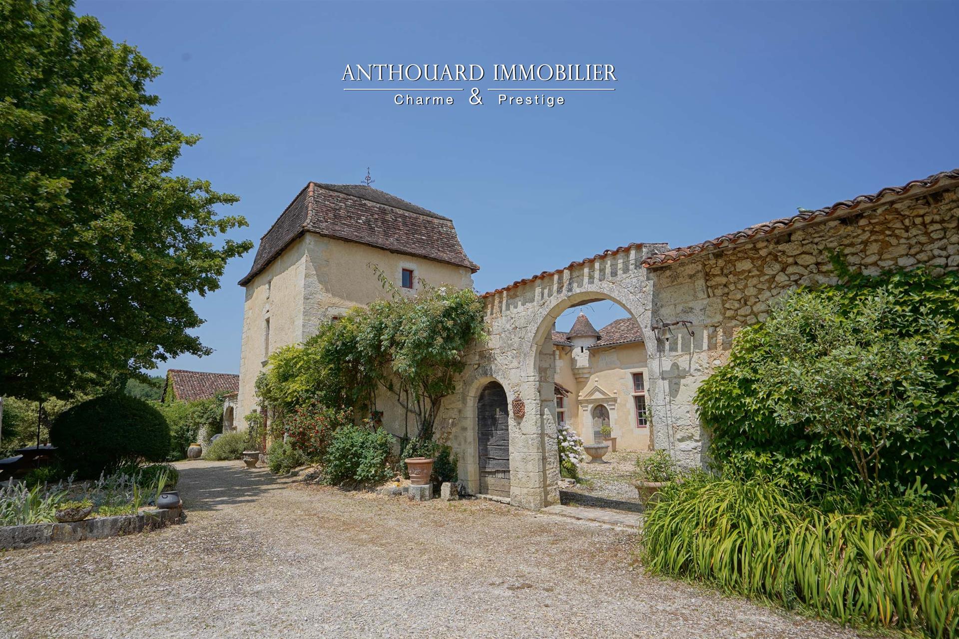 Magnificent fortified house, on 2.8ha
