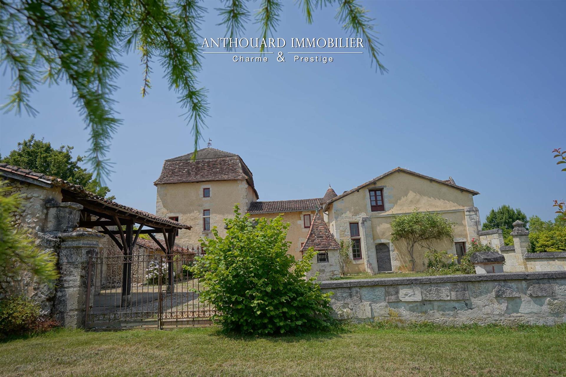 Magnificent fortified house, on 2.8ha