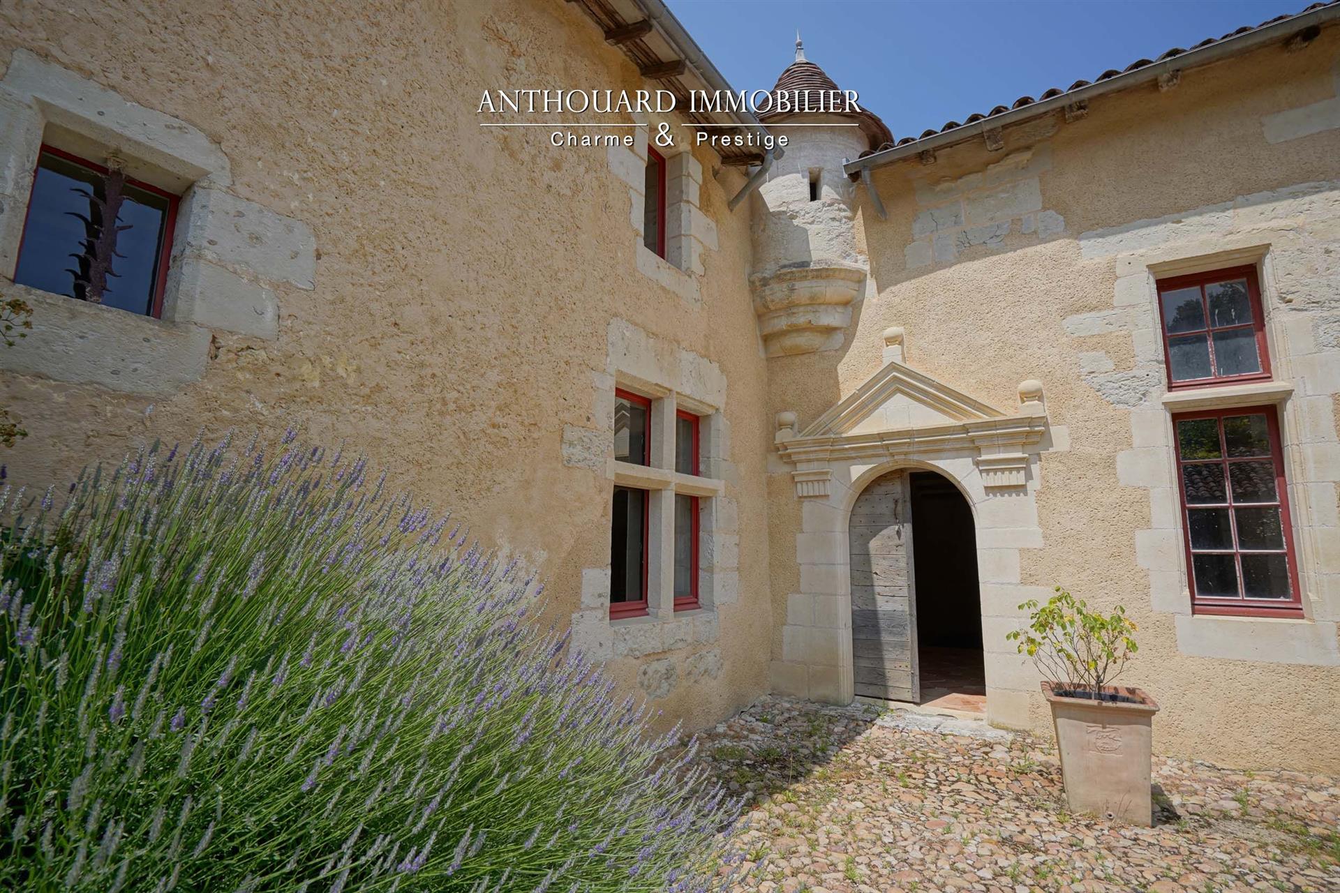 Magnificent fortified house, on 2.8ha