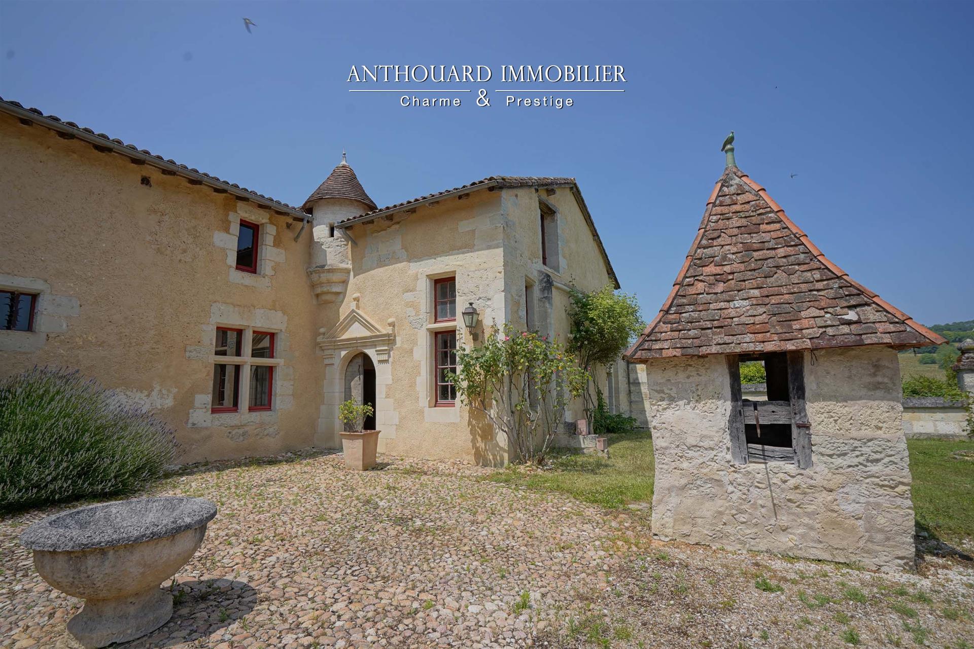 Magnificent fortified house, on 2.8ha