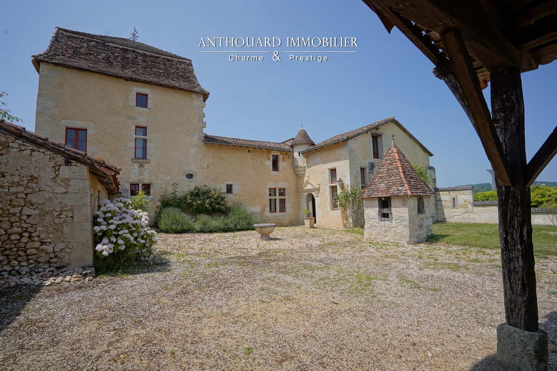Magnificent fortified house, on 2.8ha