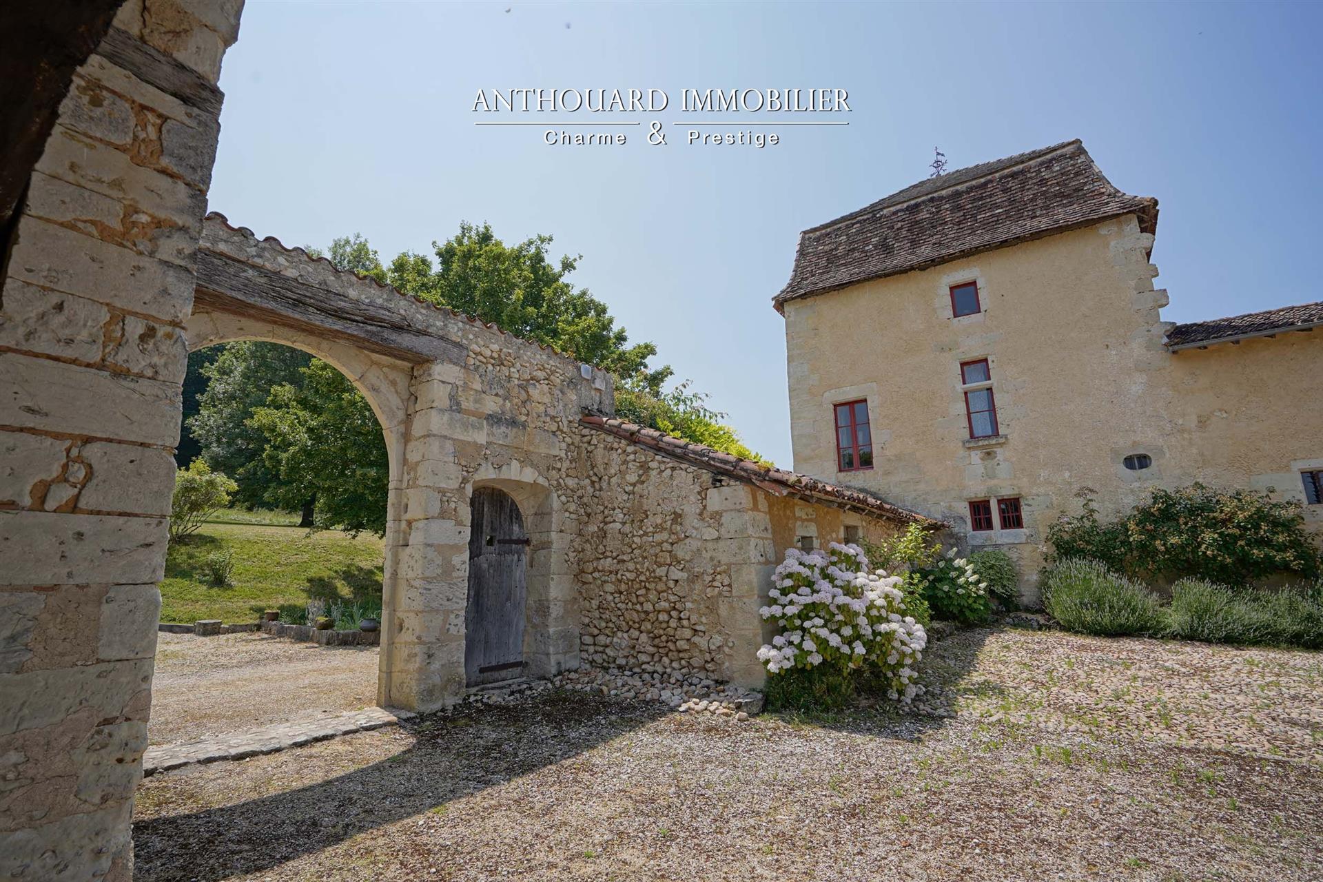 Magnificent fortified house, on 2.8ha