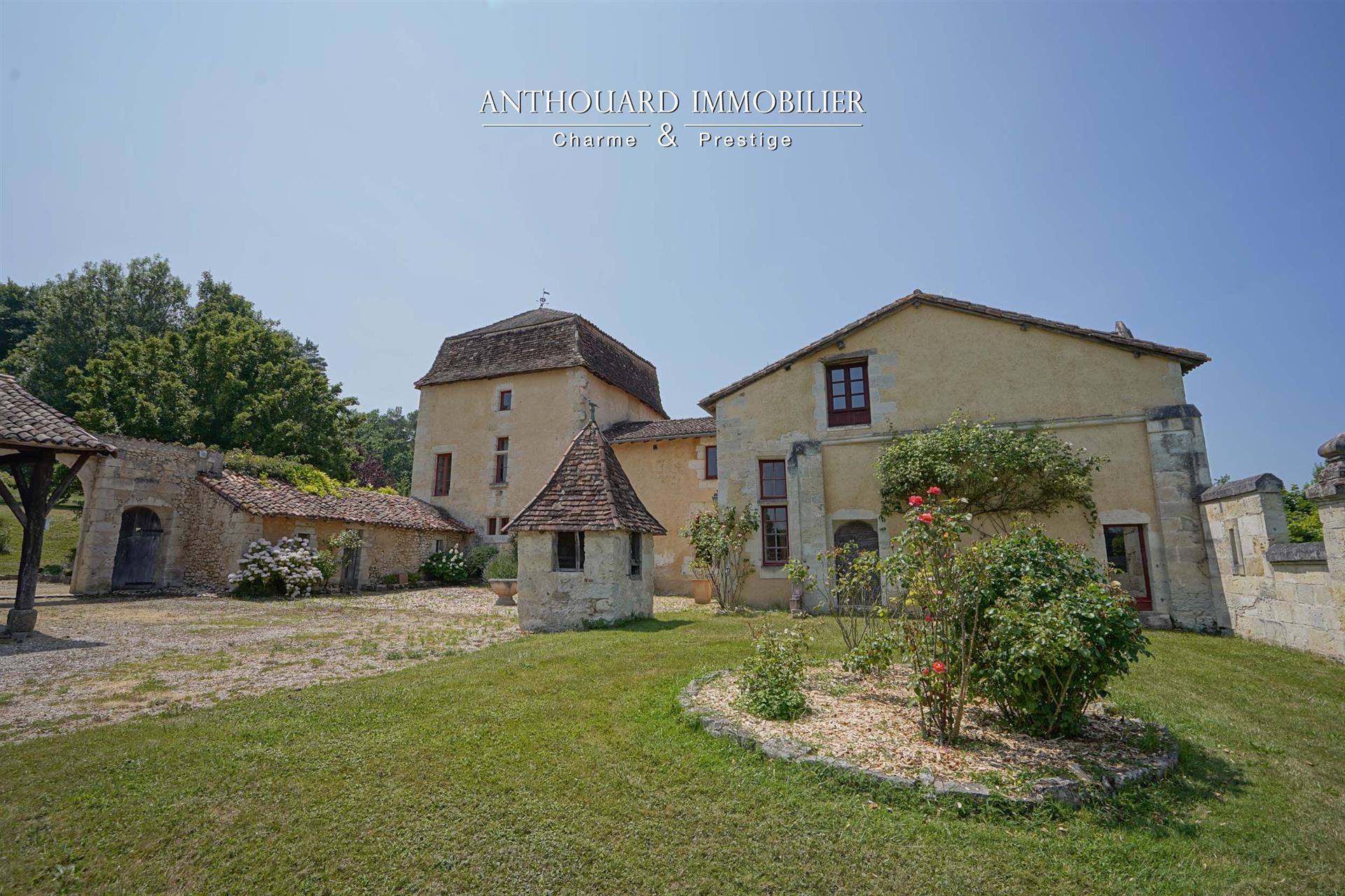 Magnificent fortified house, on 2.8ha