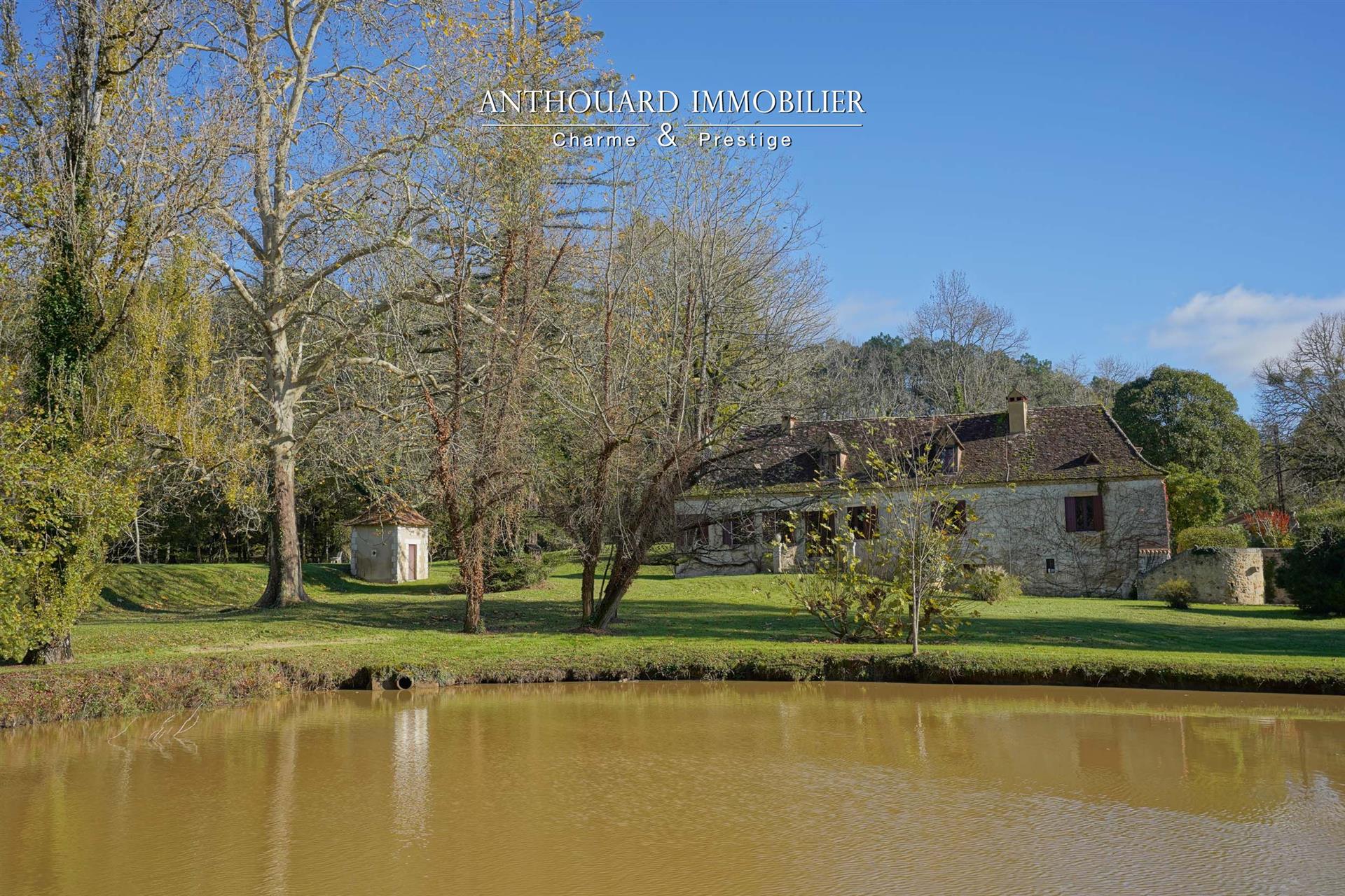 Beautiful property of 4ha, park and swimming pool