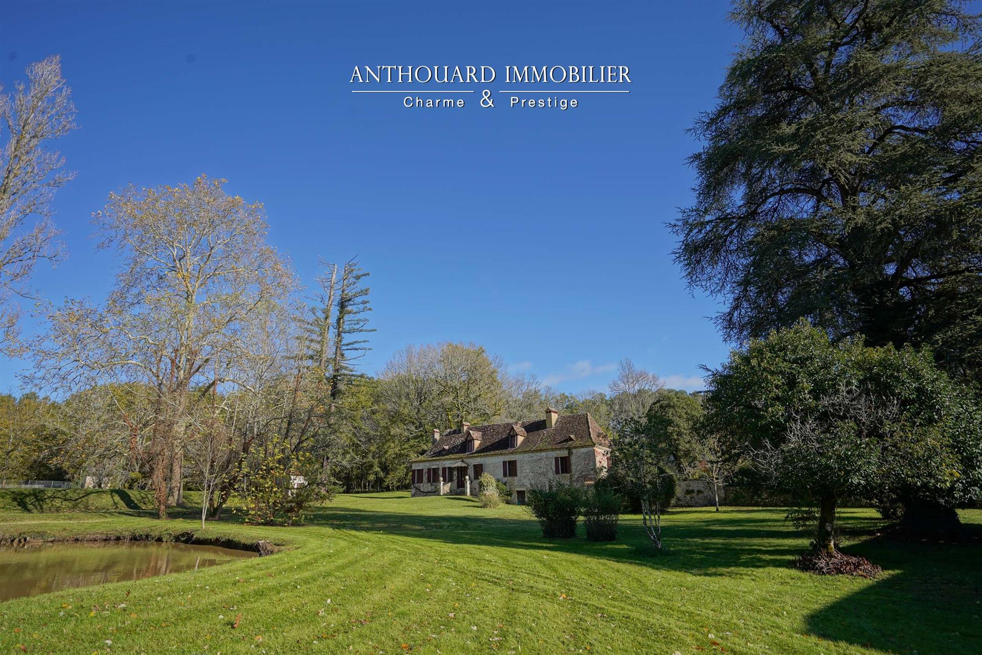 Beautiful property of 4ha, park and swimming pool