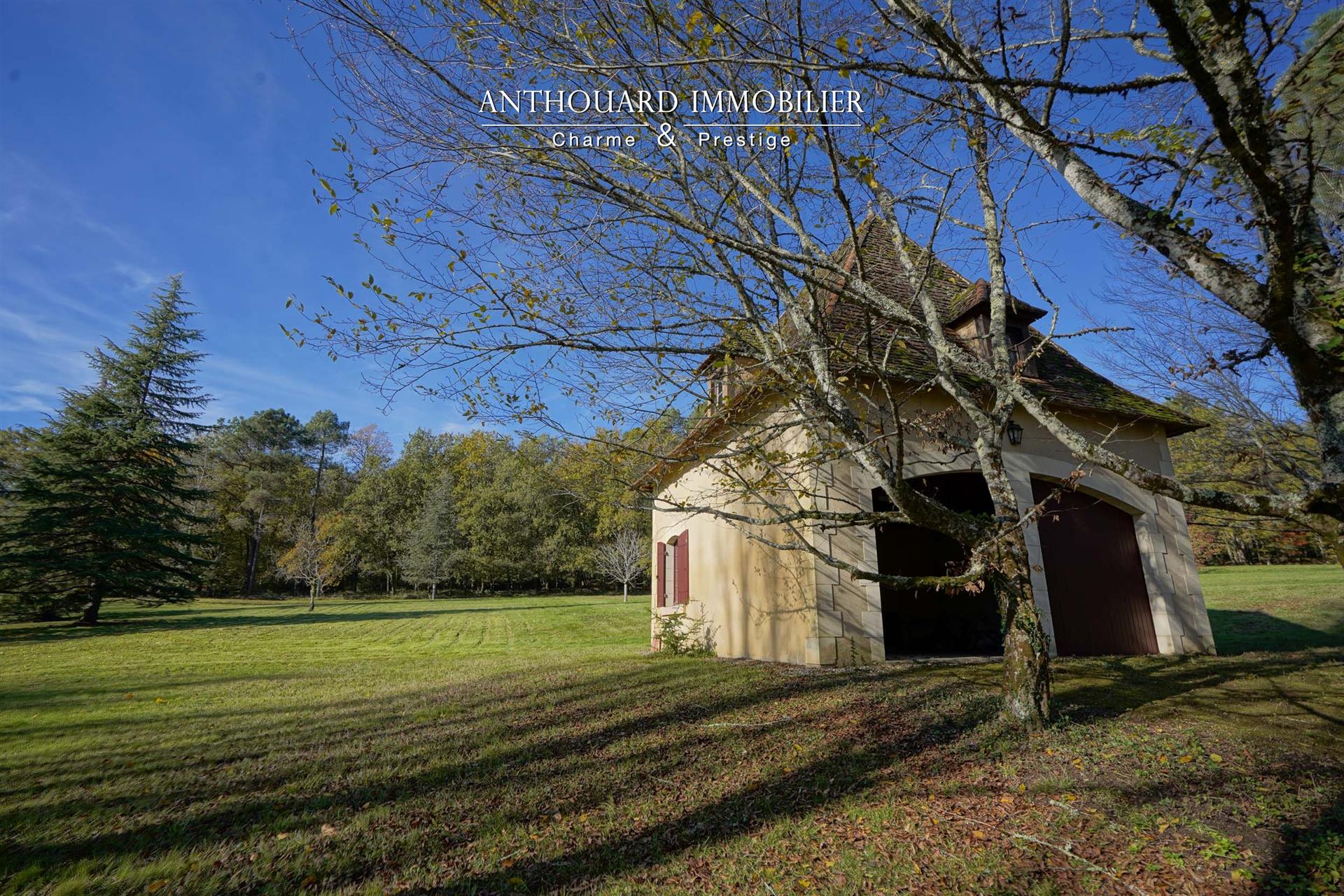 Beautiful property of 4ha, park and swimming pool