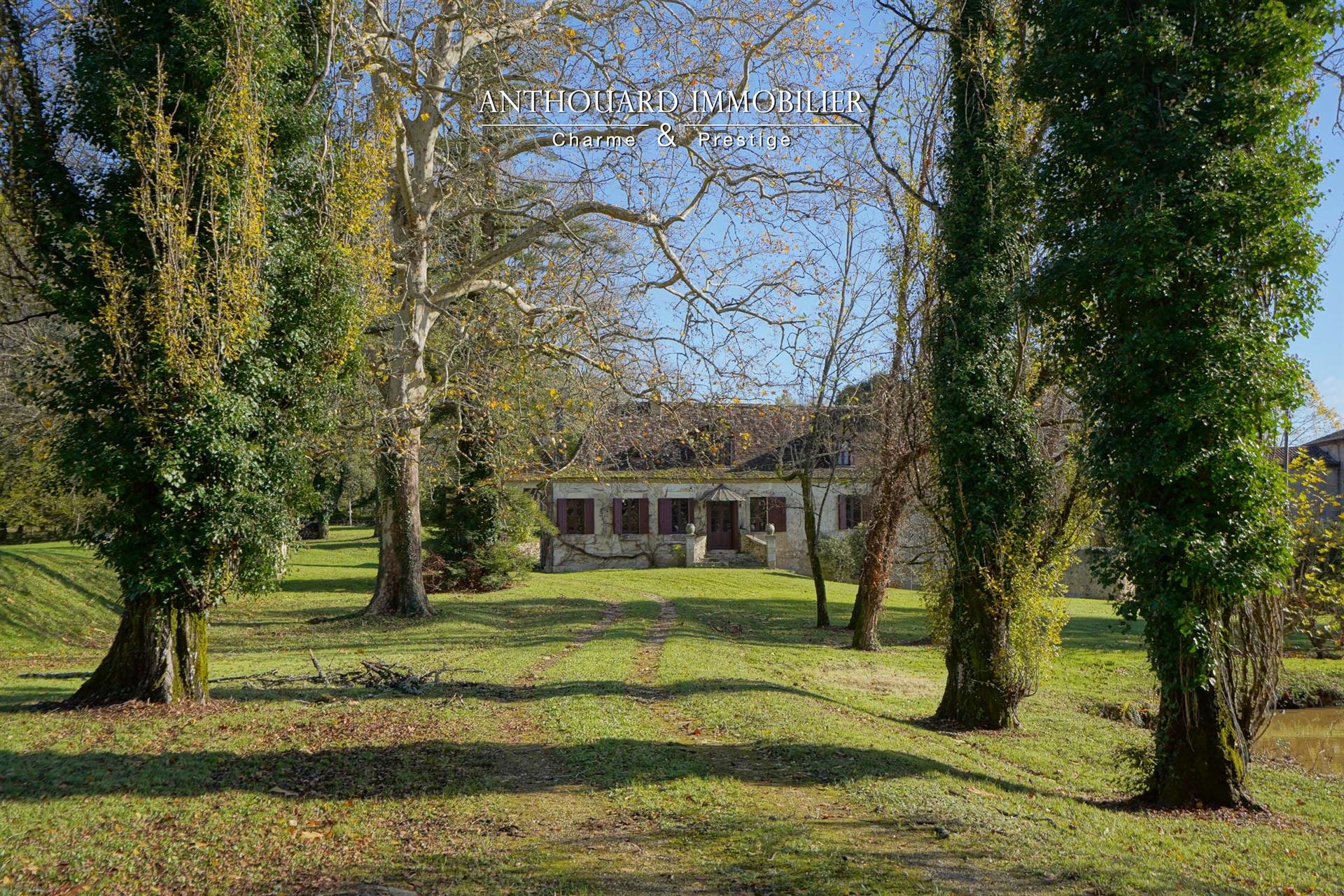 Beautiful property of 4ha, park and swimming pool