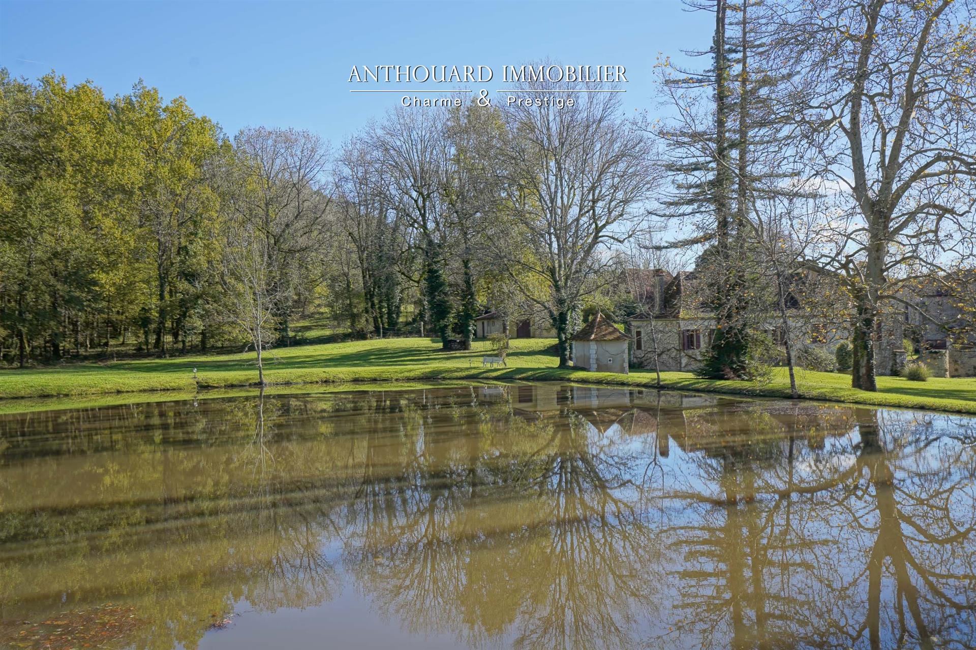 Beautiful property of 4ha, park and swimming pool