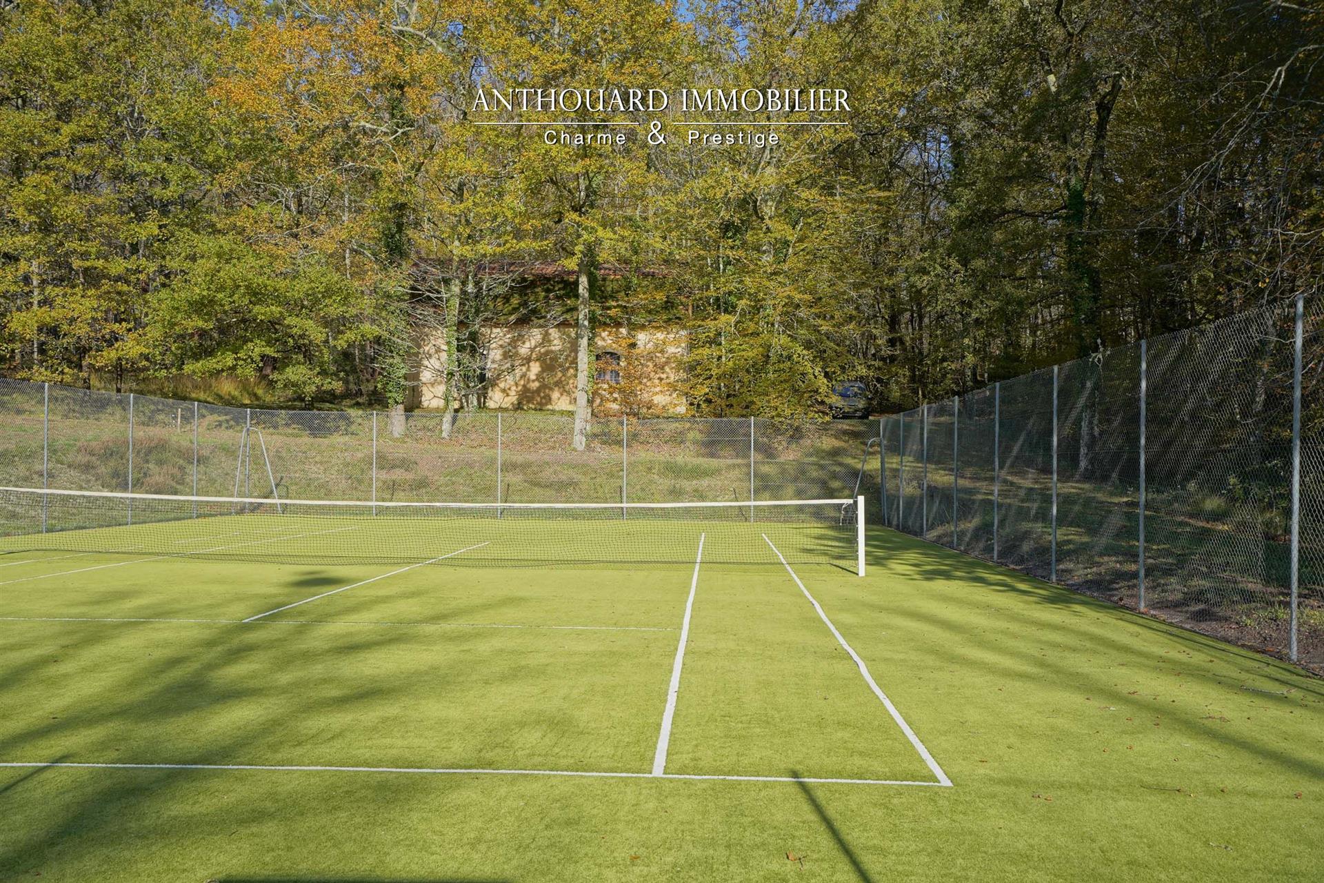 Beautiful property of 4ha, park and swimming pool