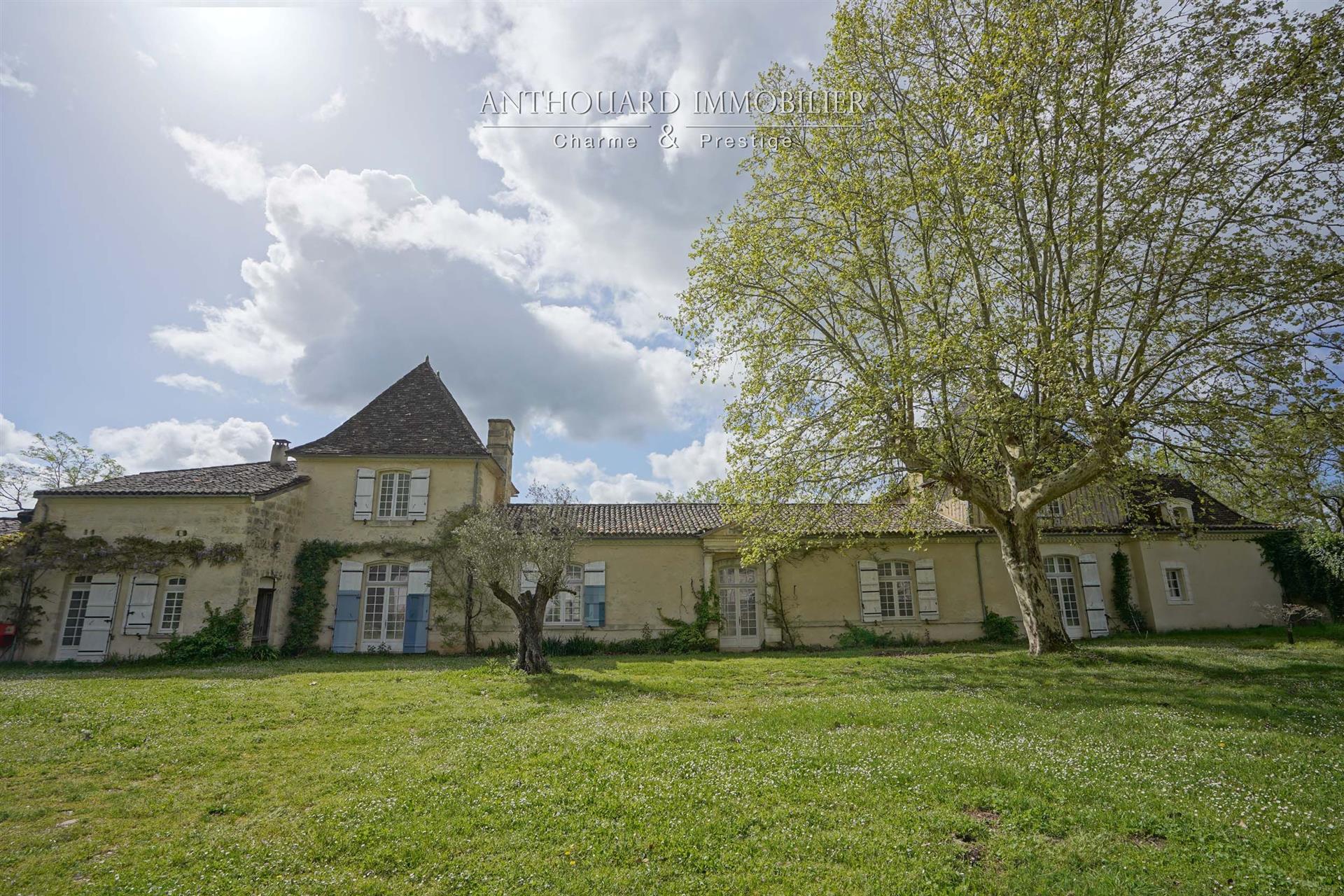 Kasteel en zijn gîte, op 6,6ha en vijver