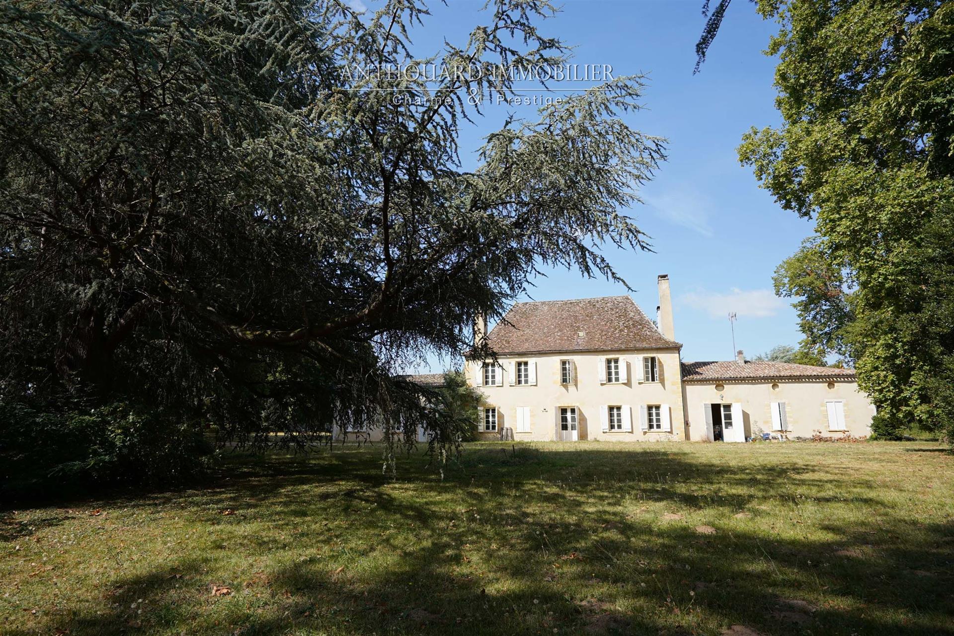 Chartreuse to renovate on a 2 ha park