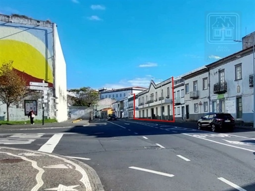 Venda de Amplo Edifício - Prédio - Comercial e Habitacional - São Pedro, Ponta Delgada, Ilha de São