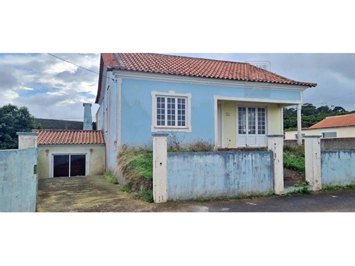 Venda de Ampla Casa - Vivenda com entrada lateral - Lajes, Praia da Vitória, Ilha Terceira, Açores