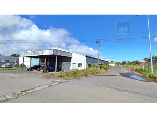 Verkauf von Grundstücken mit Lager zur Sanierung - Rabo de Peixe, Ribeira Grande, Insel São Miguel,