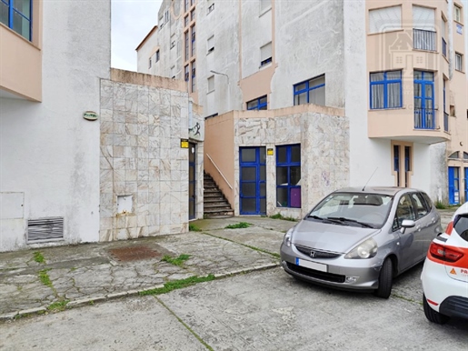 Verkoop van Commercieel Gebied (voormalig gymnasium) met parkeerplaats - São Pedro, Ponta Delgada, S