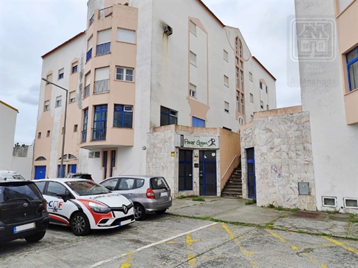 Venda de Área Comercial (antigo Ginásio) com estacionamento - São Pedro, Ponta Delgada, Ilha de São