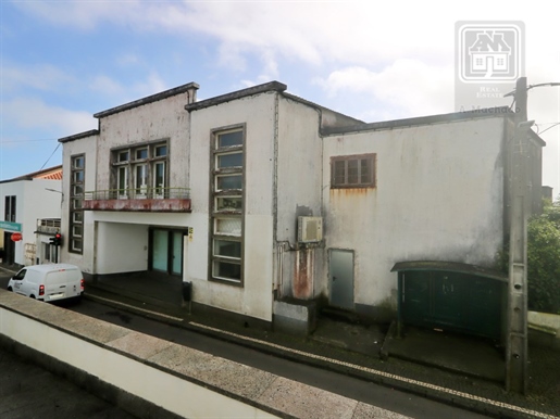 Verkauf von Gebäude mit Grossem Land - Zentrum von Arrifes, Ponta Delgada, Insel São Miguel, Azoren
