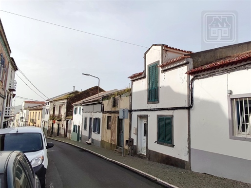 Venda de Casa ou Moradia T2 em Santa Cruz, cidade de Lagoa, Ilha de São Miguel, Açores