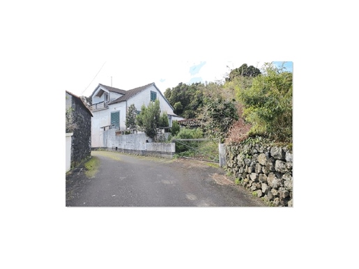 House for Sale with backyard - Santo António, São Roque do Pico, Pico Island, Azores