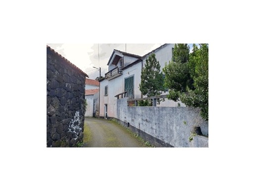 House for Sale with backyard - Santo António, São Roque do Pico, Pico Island, Azores