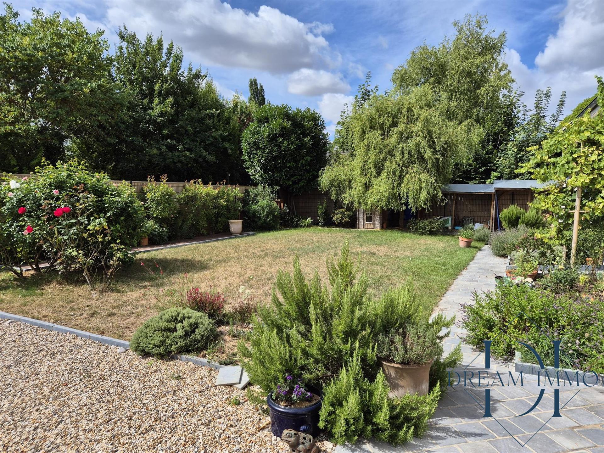 Purchase: Luxury property (27620)