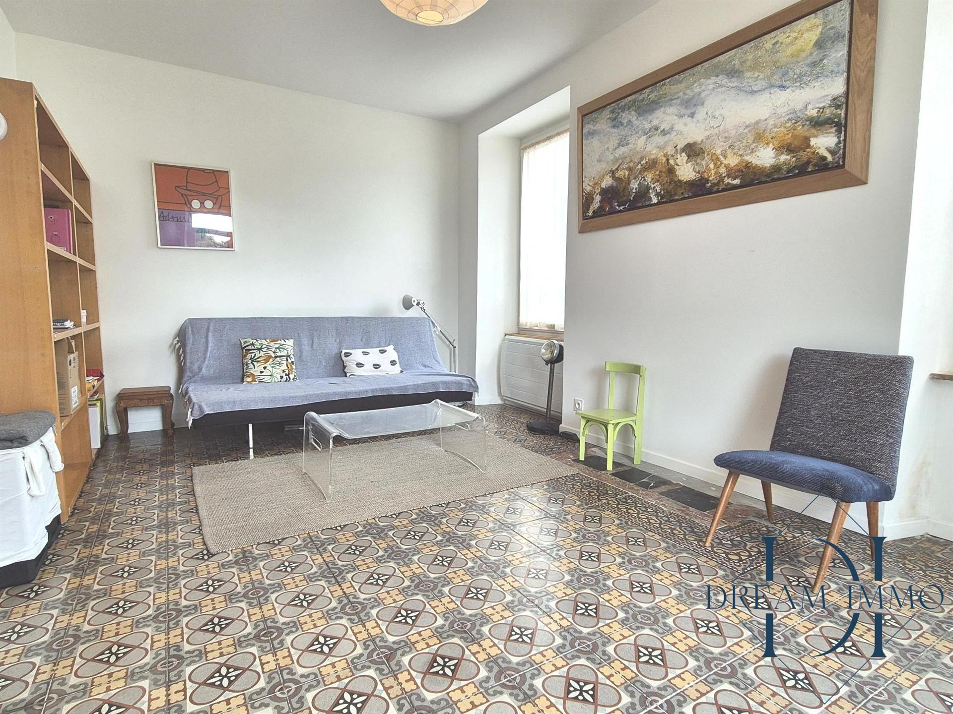 Purchase: Luxury property (27620)