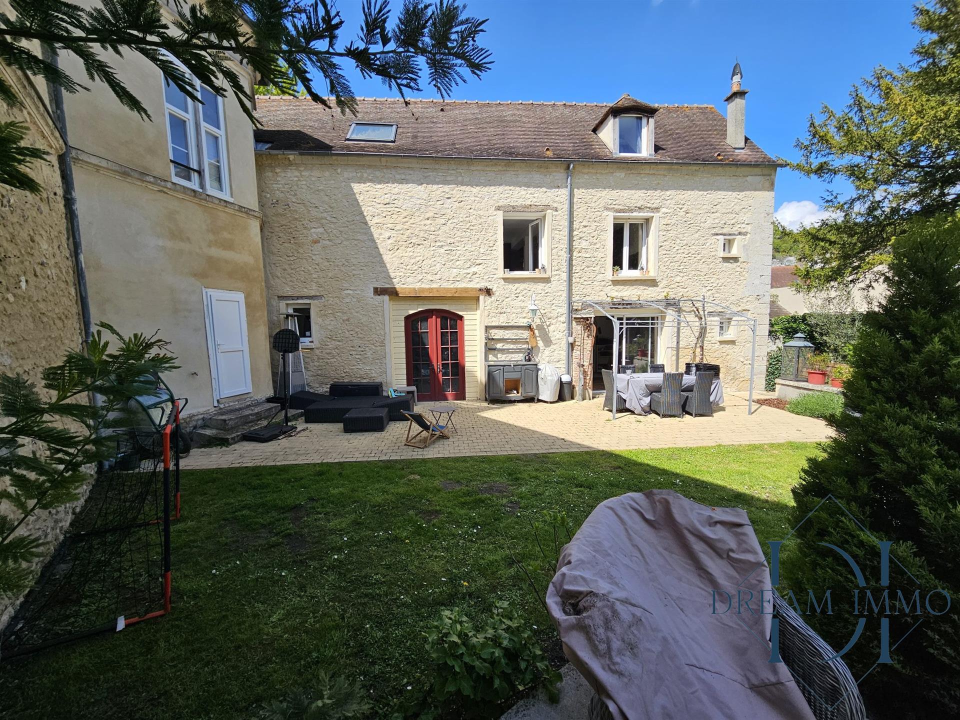 4 bedroom villa and loft 100 m² in the heart of the village