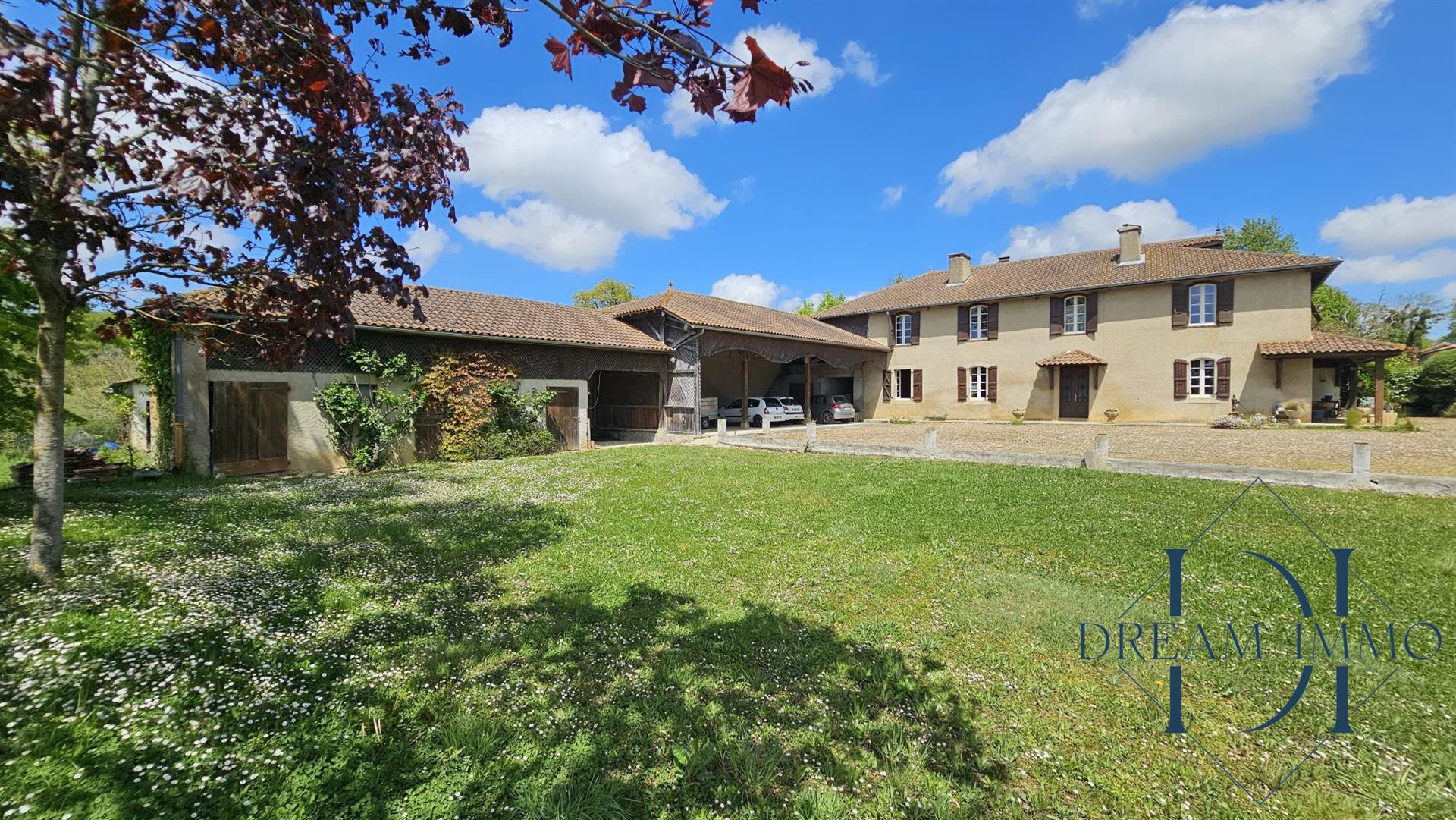 Gascony Pyrenees View, inhabited property on more than 12