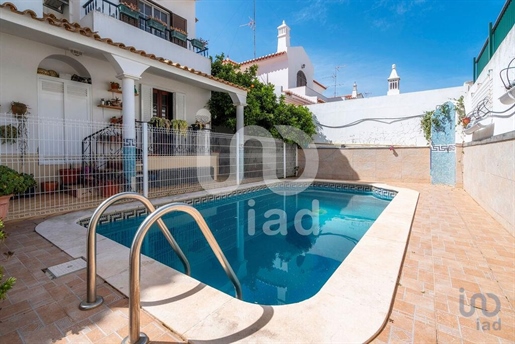 Home / Villa with 4 Rooms in Faro with 320,00 m²
