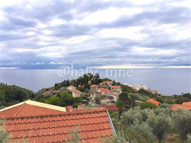 Villa d'élite avec vue sur la mer dans le village pittoresque de Rezevici sur la Riviera de Budva
