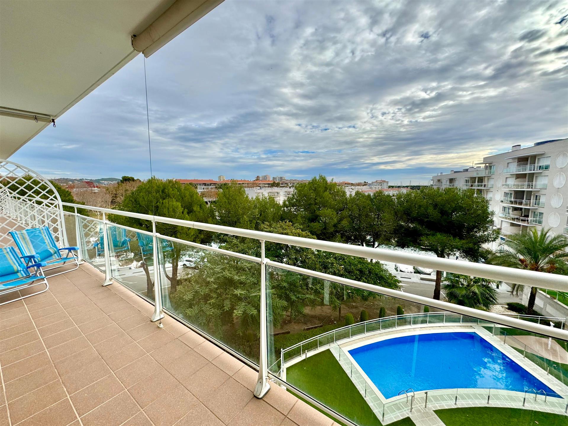 Apartamento situado en zona puerto de Platja d'Aro con fantásticas vistas despejadas y vistas al mar