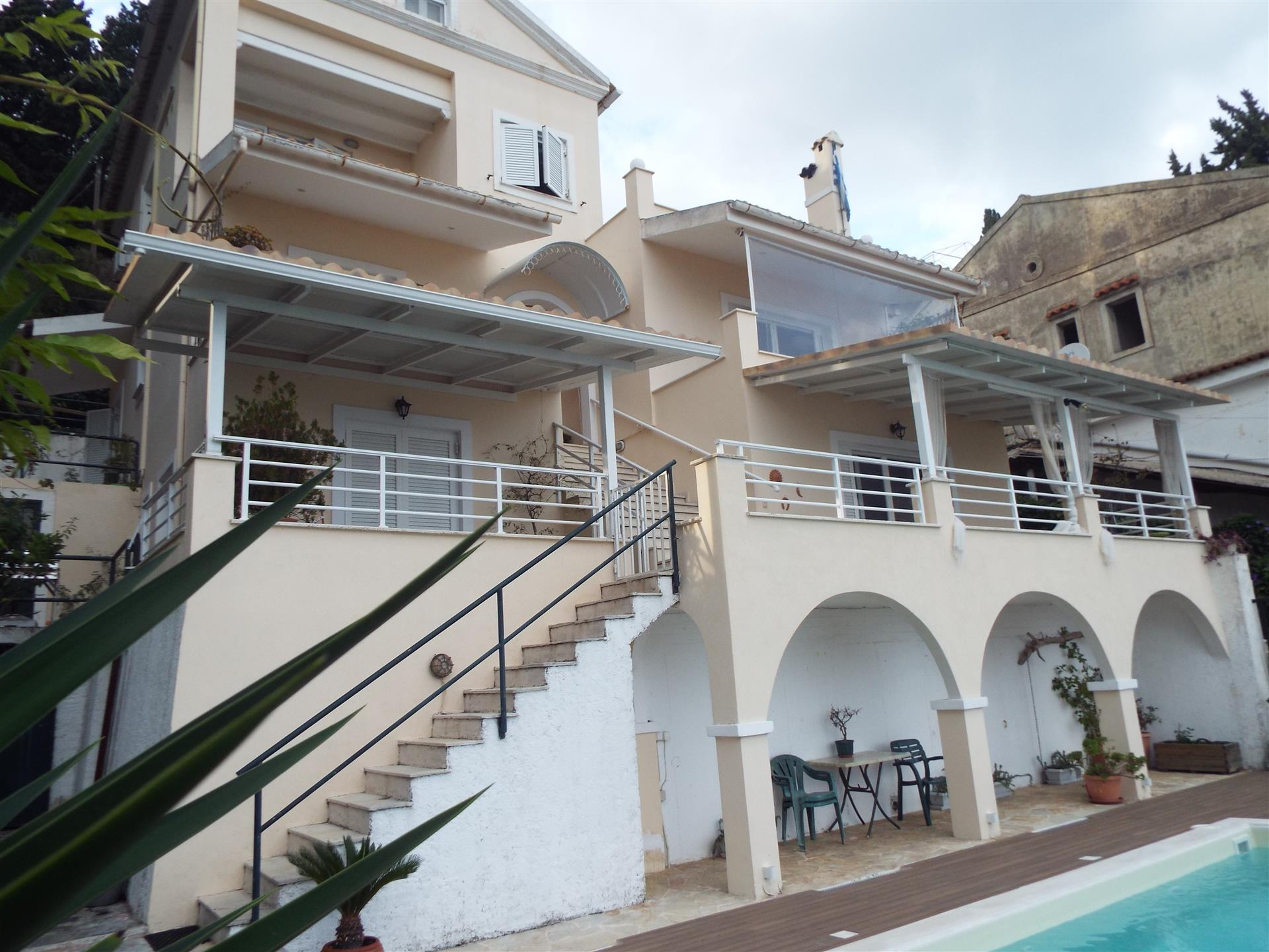 Villa de lujo junto al mar con piscina Corfú