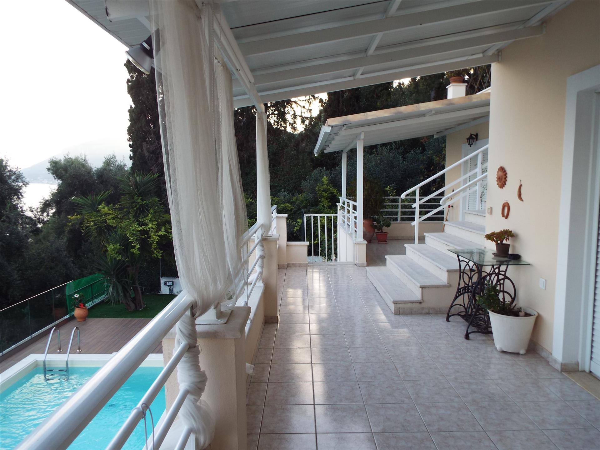 Villa de lujo junto al mar con piscina Corfú