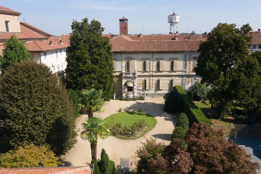 Landhaus / Hof von 680 m2 in Carignano