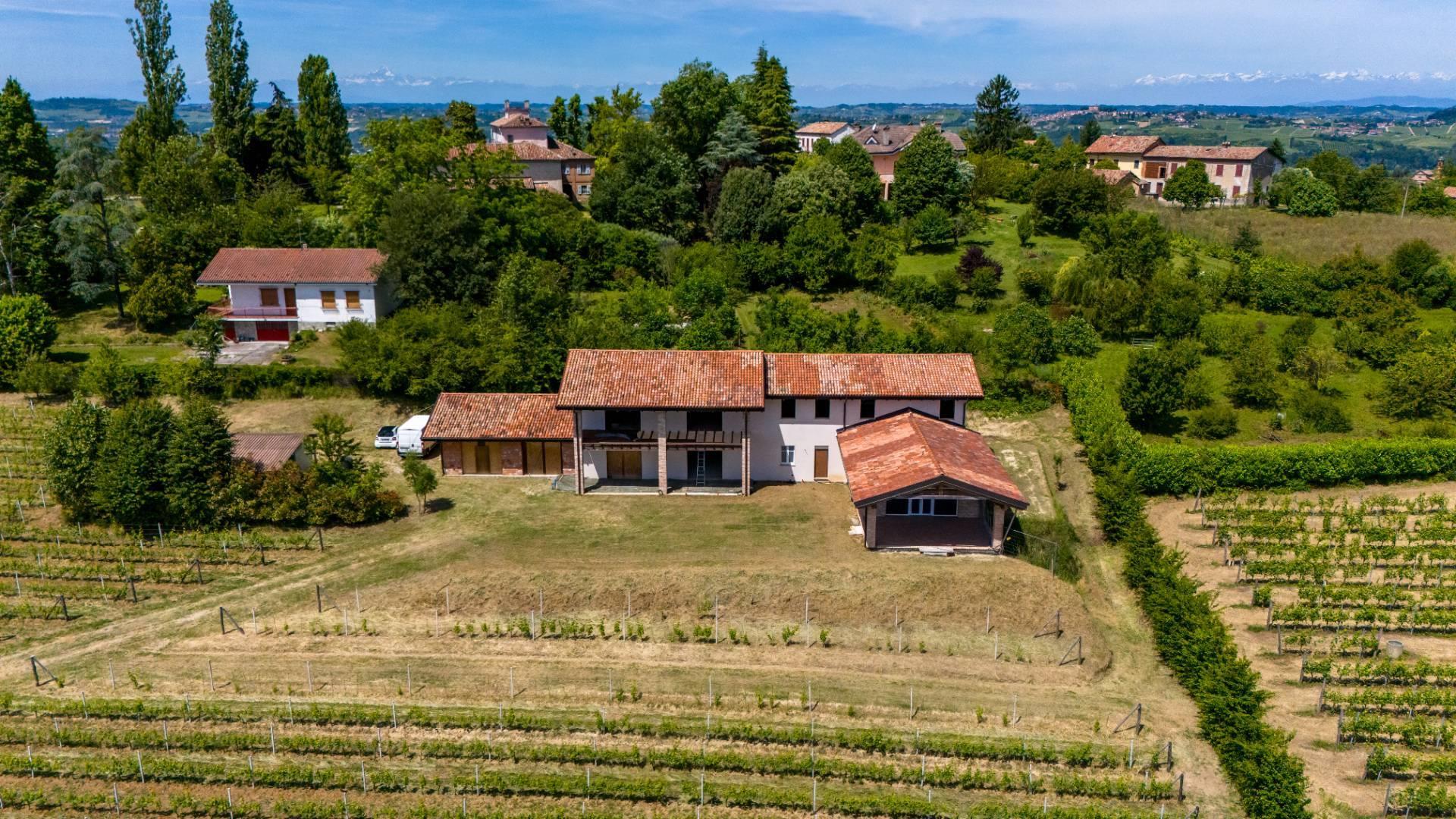 Farm 930 m2 in Costigliole d'Asti