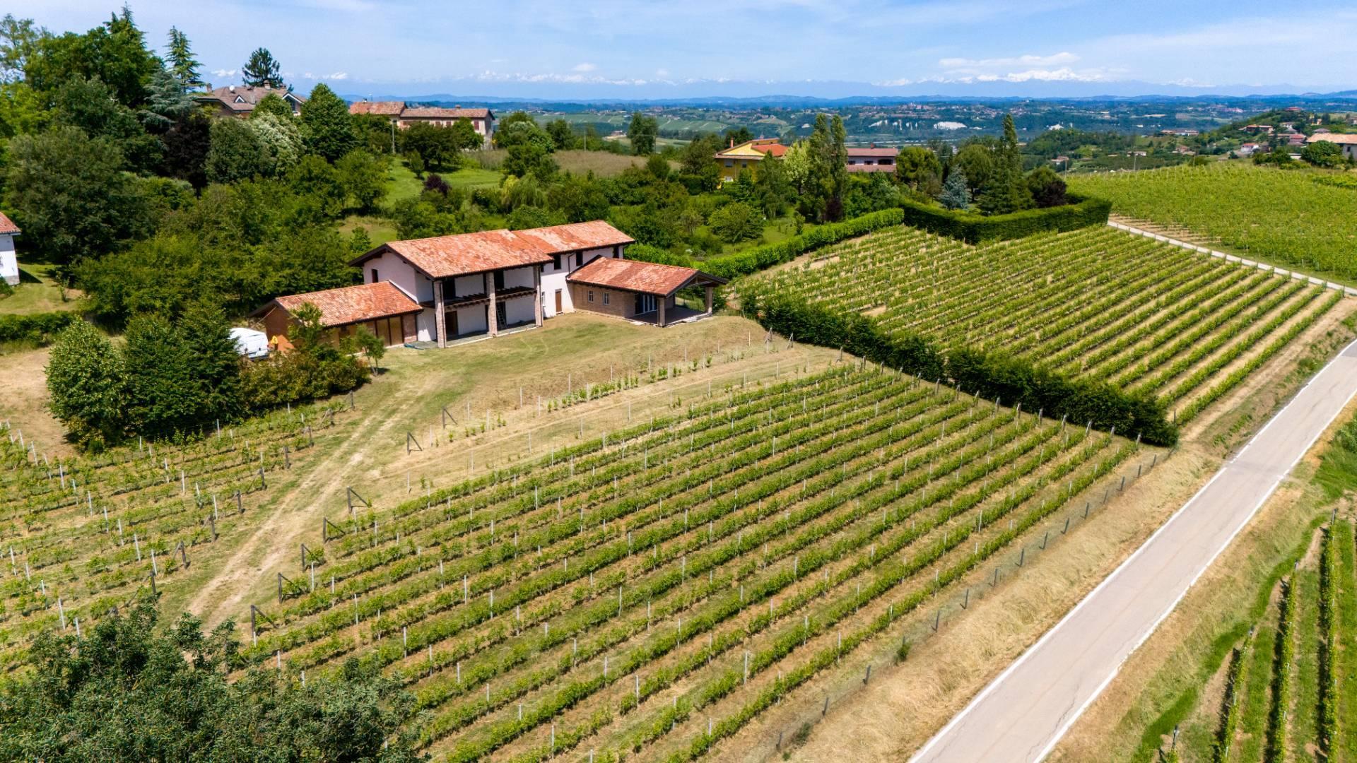 Farm 930 m2 in Costigliole d'Asti