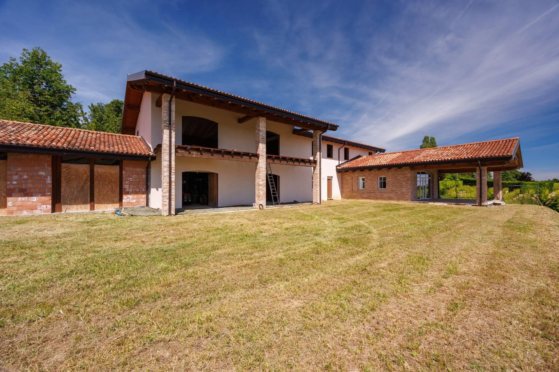 Farm 930 m2 in Costigliole d'Asti