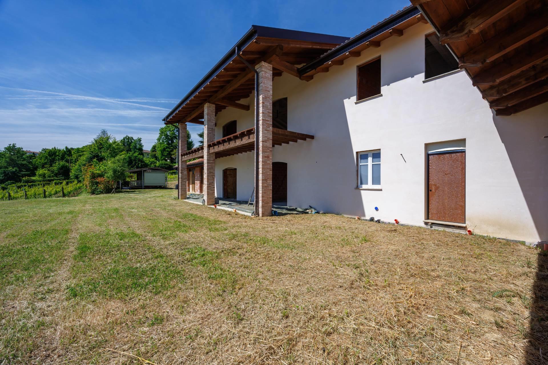Farm 930 m2 in Costigliole d'Asti