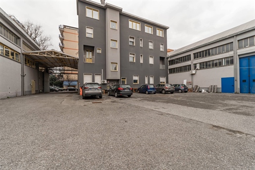 Office 412 m2 in Cologno Monzese