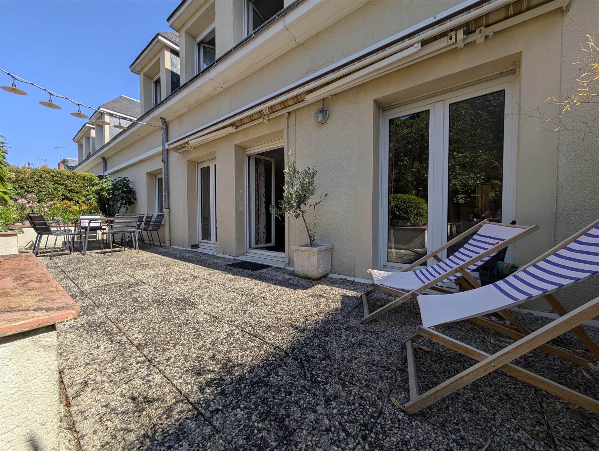 Apartment for sale with large terrace Orléans center