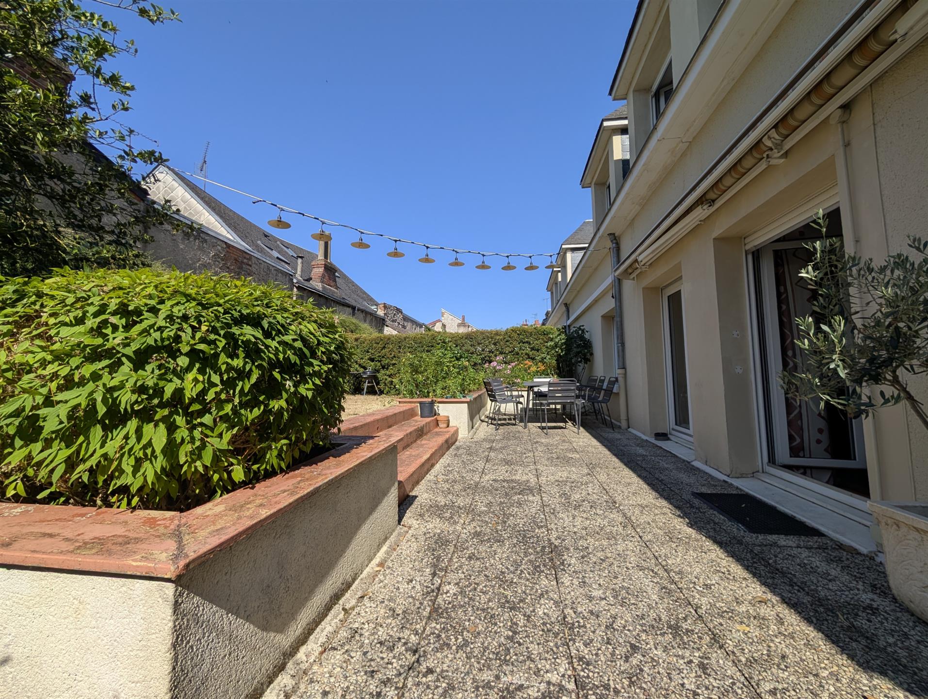 Apartment for sale with large terrace Orléans center