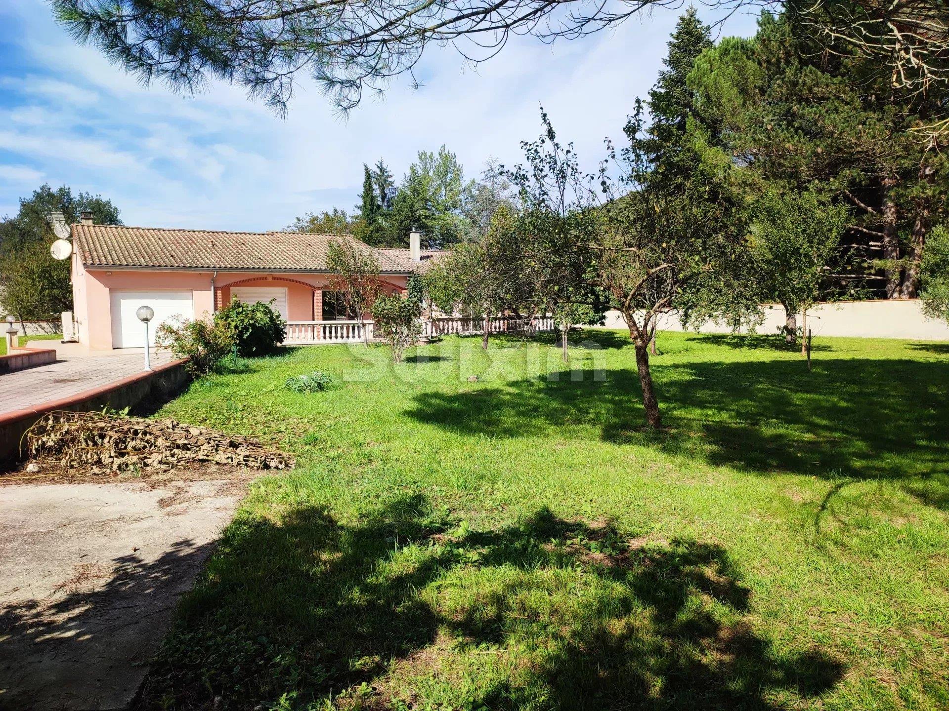Single storey 162m² on a wooded plot.