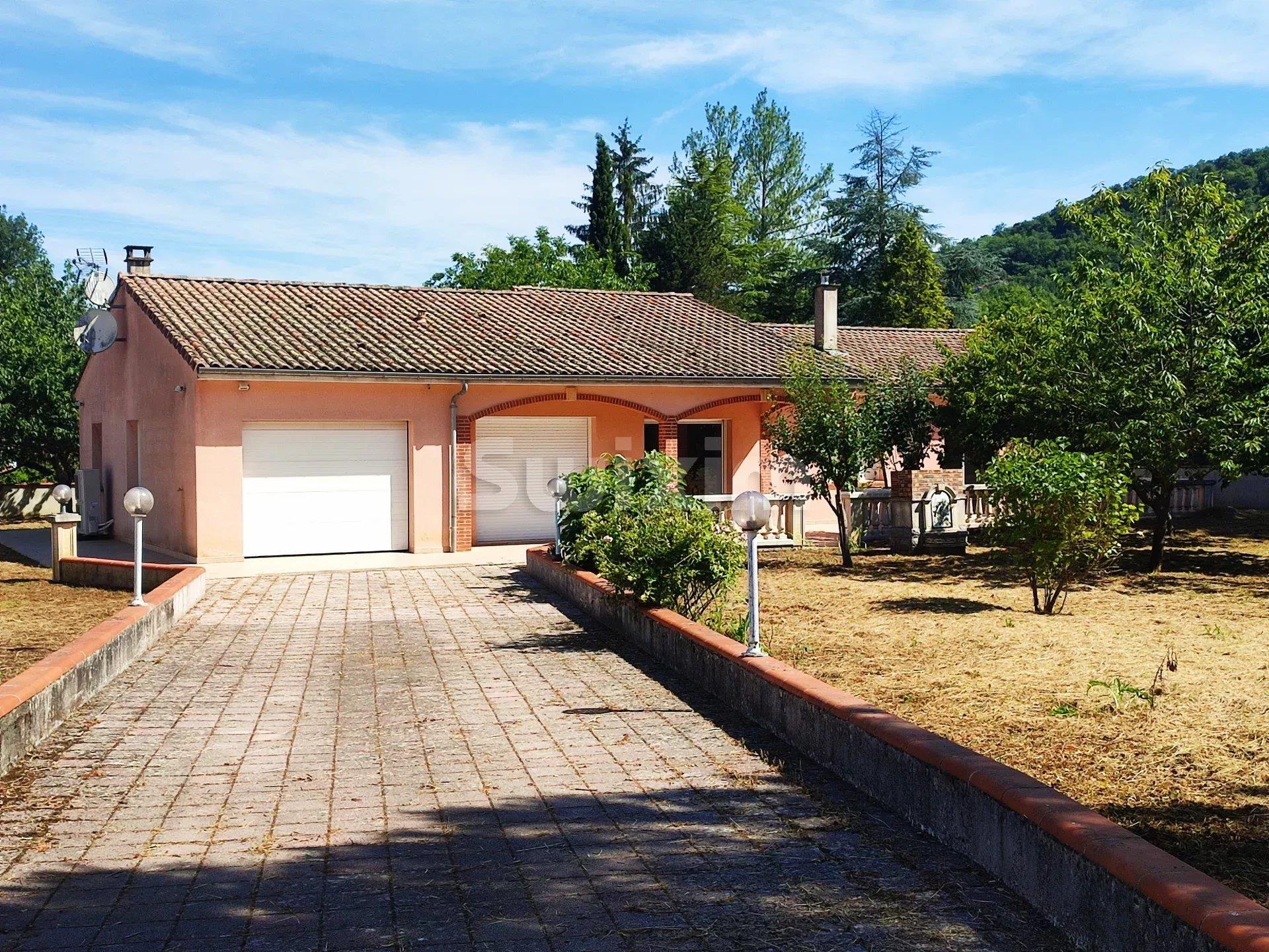 Single storey 162m² on a wooded plot.