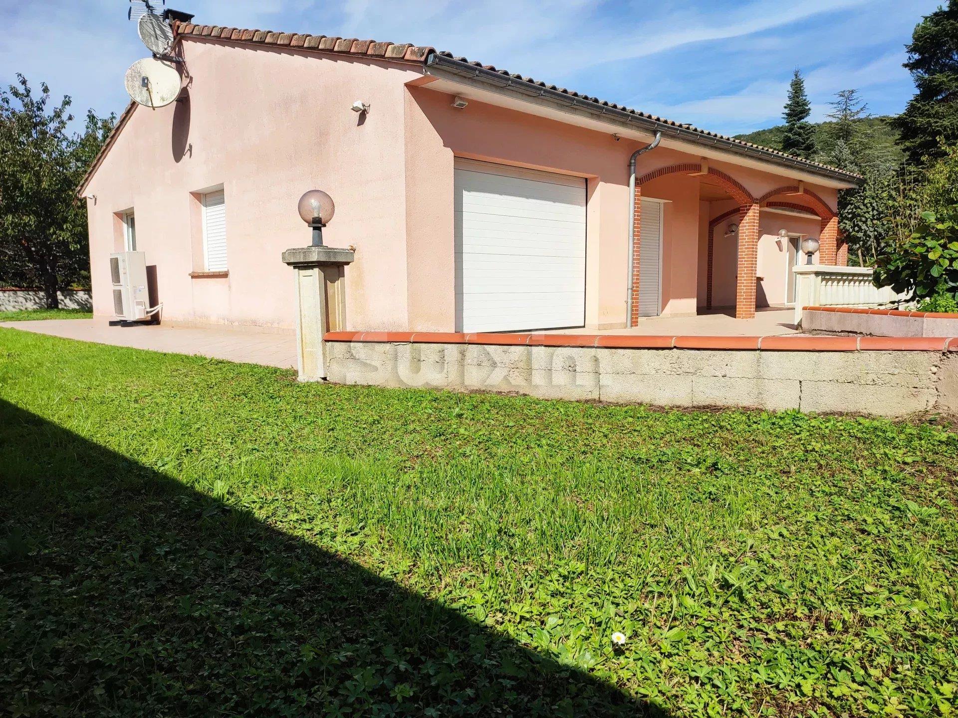 Single storey 162m² on a wooded plot.